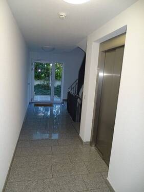 Hauseingang_Aufzug - 