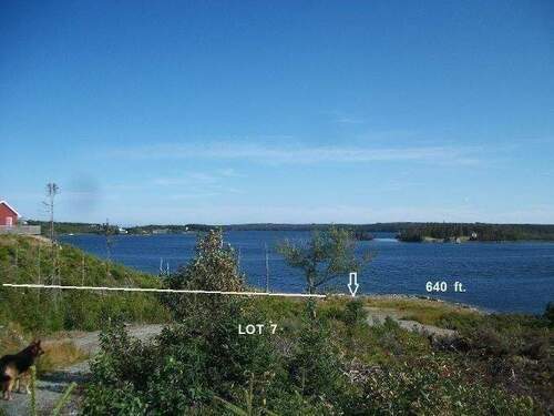 Grundstücksgrenze zum Nachbarn (rotes Haus) - 