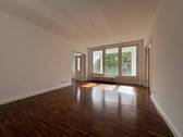 Wohnzimmer - Zuhause mit Charakter: außergewöhnlicher Grundriss, warme Atmosphäre & Balkon zum grünen Innenhof