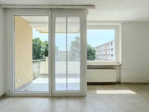 Wohnzimmer Ansicht Loggia - 3 Zimmer Etagenwohnung in Duisburg