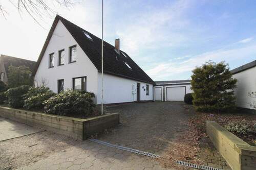 Straßenansicht - Gestaltbares Zuhause: Großzügiges Einfamilienhaus mit Garten und viel Potenzial in Uetersen