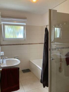 Bad mit Wanne und Dusche - 