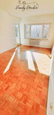 Wohnzimmer + Zugang Balkon - 