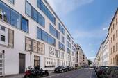 Hausansicht und Blick in die Straße - 