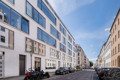 Hausansicht und Blick in die Straße - 