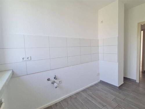 Küche mit Fenster und Bodenfliesen - Etagenwohnung mit 72,20 m² in Chemnitz zur Miete