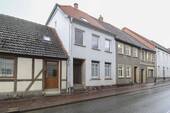 Ansicht Straßeseite - 4-Zimmer-Reihenmittelhaus in Neukalen mit Garten, Garage, Werkstatt & Ausbaureserve im DG