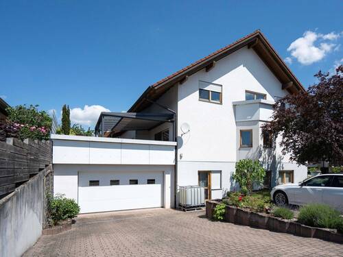 Hausansicht Straßenseite - MühlhausenRettigheim: Exklusives Zweifamilienhaus mit Einliegerwohnung, Garten und Pool in Top-Lage