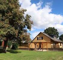 Gepflegtes Einfamilienhaus mit Einliegerwohnung, Doppelgarage und Nebengeb. in Gusborn