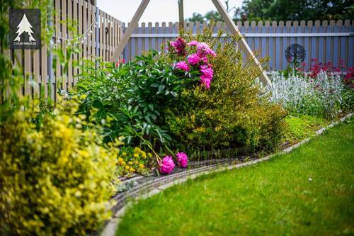 Garten mit Eisenbahnschienen - 