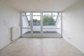 Wohnbereich - Bezugsfreie 3-Zi.-Dachgeschosswohnung mit ausgebautem Studio - Haus-in-Haus-Charakter in Leverkusen