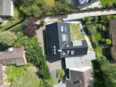 Drohnenaufnahme oben - Qualität die bleibt: Schönes Zweifamilienhaus - energieeffizient, modern & familienfreundlich