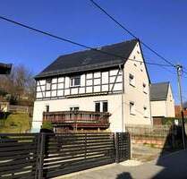 Ruhig gelegenes Familienhaus mit zwei Wohnungen und großem Garten in St. Egidien. Ideal für Berufspendler auf der Autobahn A 4.