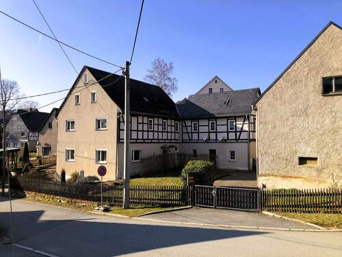 Wohnhaus mit Scheune - 