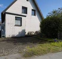 Großzügiges Zweifamilienhaus mit Garten und Garagen zwischen Brockhagen und Gütersloh - Gütersloh / Hollen