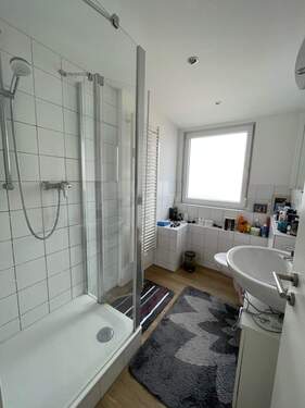 Bad mit Tageslicht im DG - 