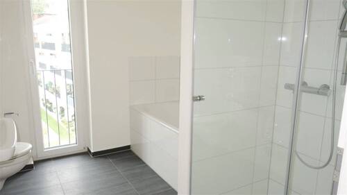 Bad mit Fenster, Wanne und Dusche - 