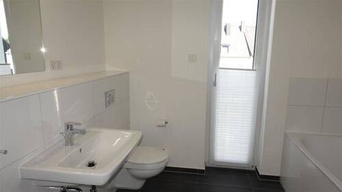 Bad mit Fenster, Wanne und Dusche - 