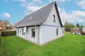 Hausansicht - Renovierungsbedürftiges Einfamilienhaus mit Garten, Garage und 2 Freistellplätzen in Klein Rakow