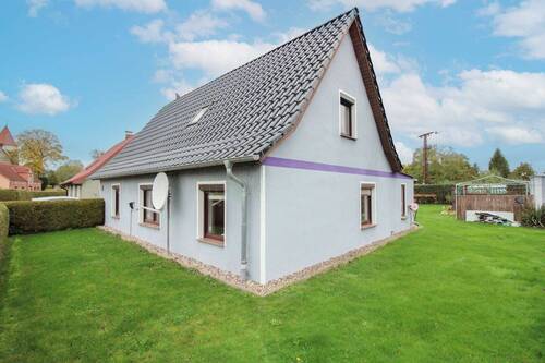 Hausansicht - Renovierungsbedürftiges Einfamilienhaus mit Garten, Garage und 2 Freistellplätzen in Klein Rakow