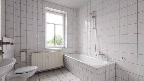 Blick ins Tageslichtbad - 2 Zimmer Etagenwohnung zur Miete in Riesa