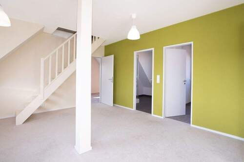 Zimmer 2. OG mit Aufgang zum Dachboden - 