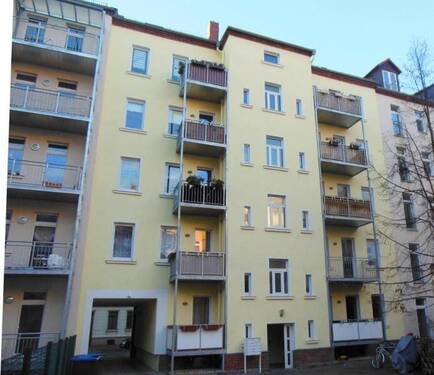 Hausansicht gartenseits - EINBAUKÜCHE inklusive! - Helle 2-Raum Wohnung mit Balkon, Bad mit Fenster