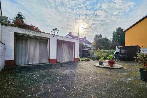Innenhof mit 2 Garagen - 