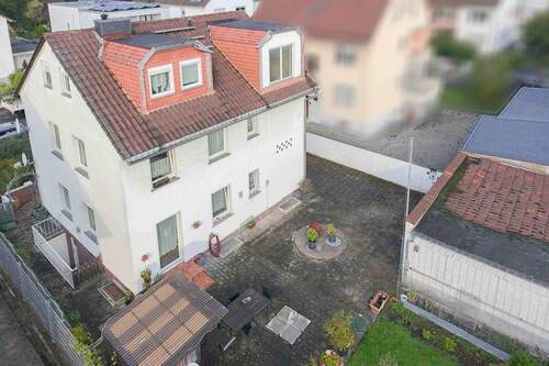 Hausrückseite seitlich mit Innenhof - 