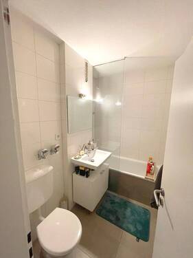 Bad mit Glasduschtrennwand - 