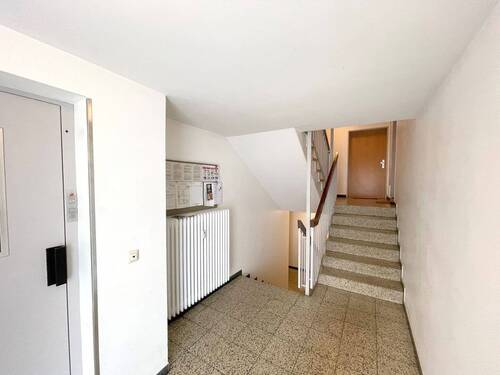 Treppenhaus mit Aufzug - Etagenwohnung mit 54,10 m² in Nürnberg zum Kaufen