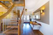 Diele und Treppe zum Obergeschoss - 