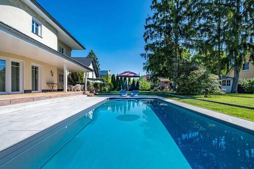 Außenpool - Einfamilienhaus mit 223,00 m² in Berlin-Mahlsdorf zum Kaufen