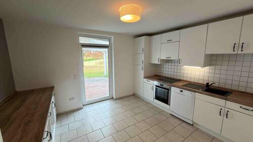 Geräumige Küche mit Ausgang - 