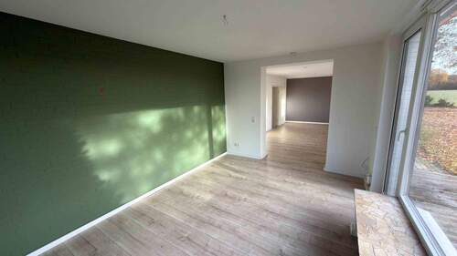 Wohn- und Essbereich mit Ausgang - 