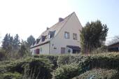Giebelansicht mit Eingangsbereich - 5 Zimmer Doppelhaushälfte zum Kaufen in Annaburg