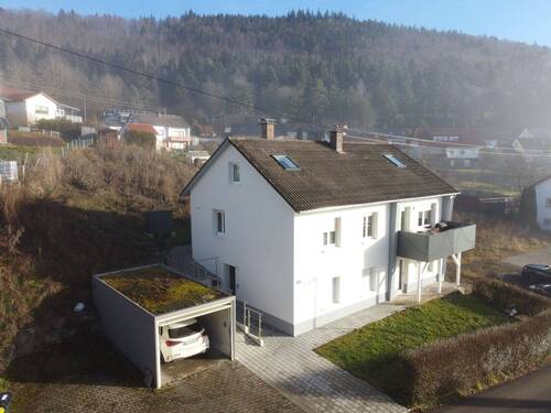 Ansicht mit Garage - 