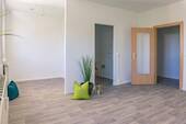Wohnbereich Vergleichswohnung - NEU sanierte 1-Raum-Wohnung mit Balkon