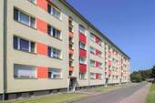 Hausansicht mit Stellplatz - Für Macher und Kreative: Gestaltbare ETW in Wassernähe
