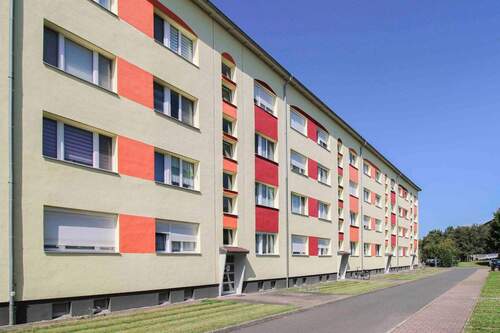 Hausansicht mit Stellplatz - Für Macher und Kreative: Gestaltbare ETW in Wassernähe