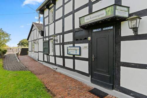 Hausansicht 3, Hauseingang - 1 Zimmer Mehrfamilienhaus, Wohnhaus in Lohmar