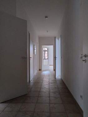 Flur mit Blick zum Wohnzimmer - 