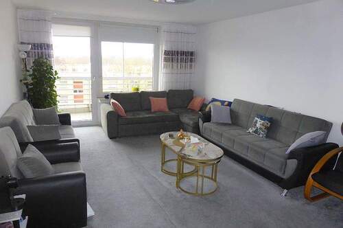 Wohnzimmer mit Ausgang Balkon - 2 Zimmer Etagenwohnung in Minden-Bärenkämpen