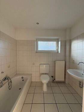 Bad mit Wanne und Dusche - 