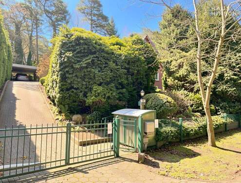 Blick von der Straße - 6 Zimmer Einfamilienhaus zum Kaufen in Hamburg