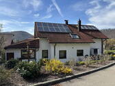 Hausansicht von Osten - Einfamilienhaus mit Einliegerwohnung, Talblick & Sonnenterrasse in ruhiger Lage, provisionsfrei