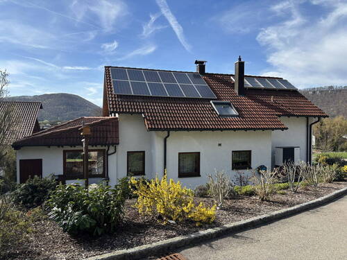 Hausansicht von Osten - Einfamilienhaus mit Einliegerwohnung, Talblick & Sonnenterrasse in ruhiger Lage, provisionsfrei