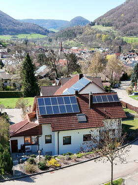 Hausansicht mit Talblick - 7 Zimmer Einfamilienhaus zum Kaufen in Bad Überkingen