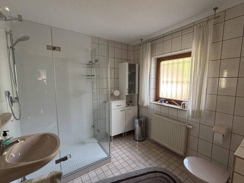 Bad mit Großraumdusche EG - 