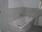 Neues Bad mit Wanne und Dusche - 